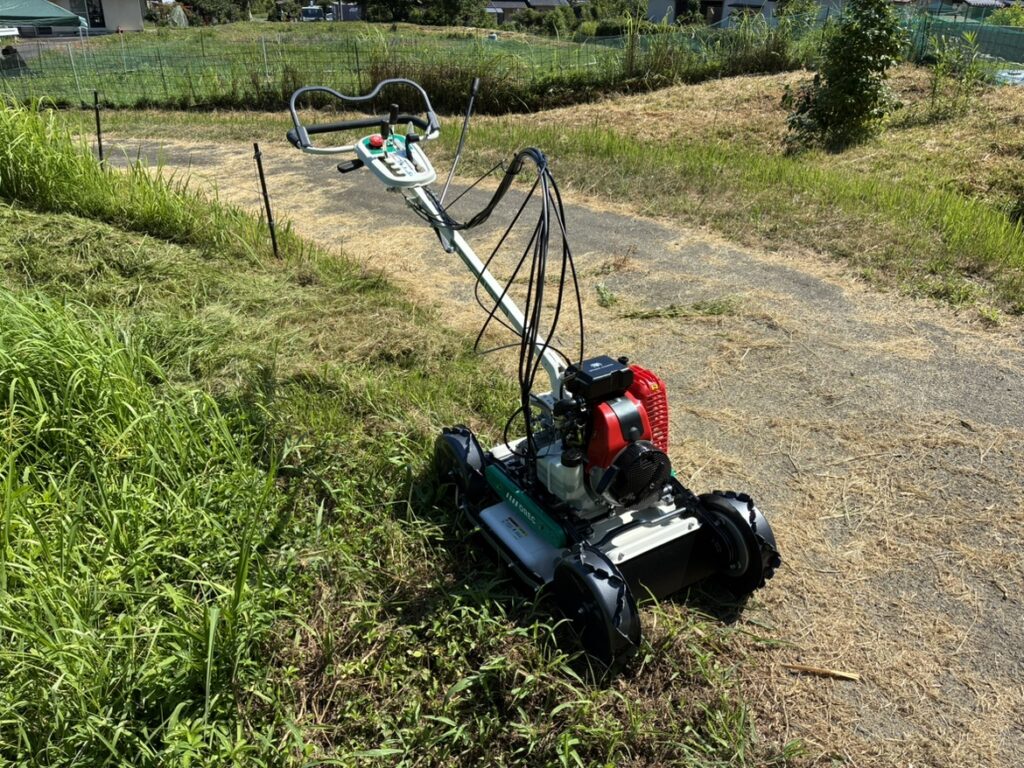 オーレックの自走式草刈機